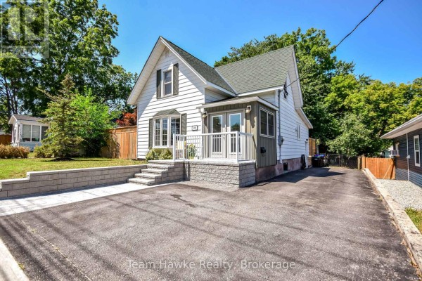 Exterior view of white sided house with paved driveway. - 346 Yonge Street, Midland