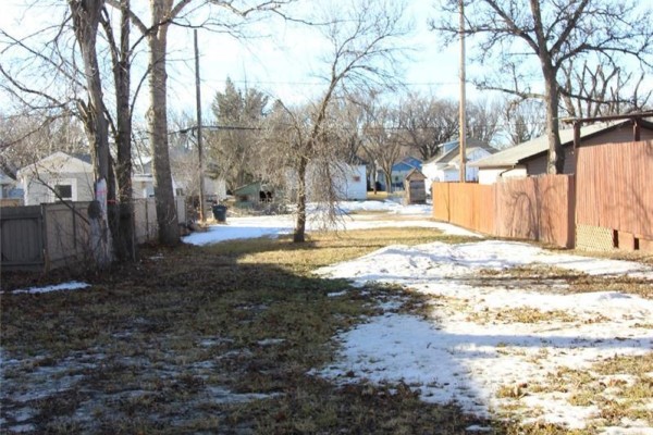 347 4th Street E, Shaunavon, SK S0N2M0 Photo 4