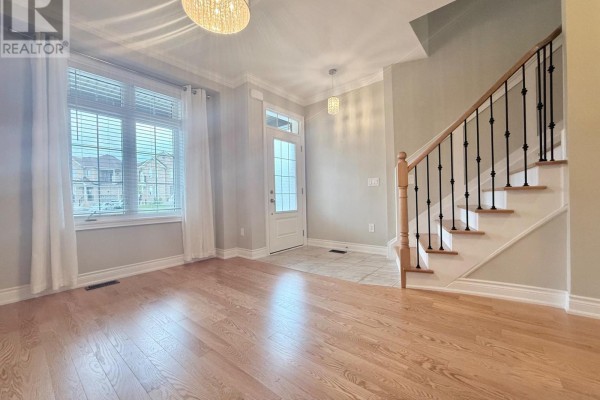 347 Luck Court, Newmarket, ON, photo 2