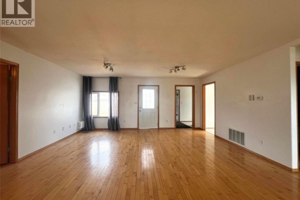4pc Bathroom - 349 10th Avenue Nw, Swift Current, SK S9H1P1 Photo 5