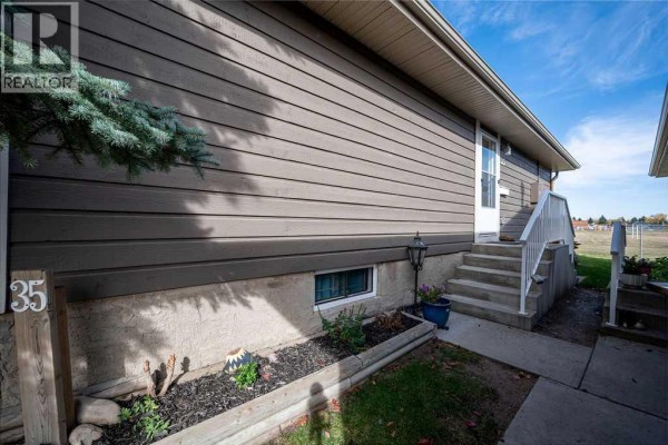 Kitchen - 35, 14736 Deerfield Drive Se, Calgary, AB T2J5Y1 Photo 3