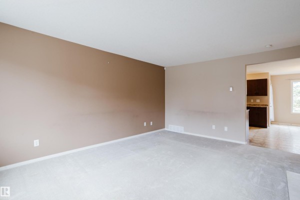 #35 12930 140 Av Nw, Edmonton, AB T6V0C4 Photo 5