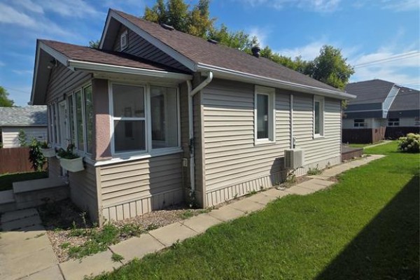 35 14th Street N, Brandon, MB R7A2T5 Photo 2