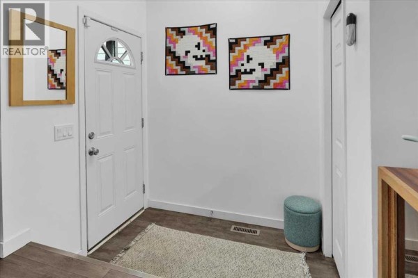 Living room - 35 Berkley Court Nw, Calgary, AB T3K1B7 Photo 3
