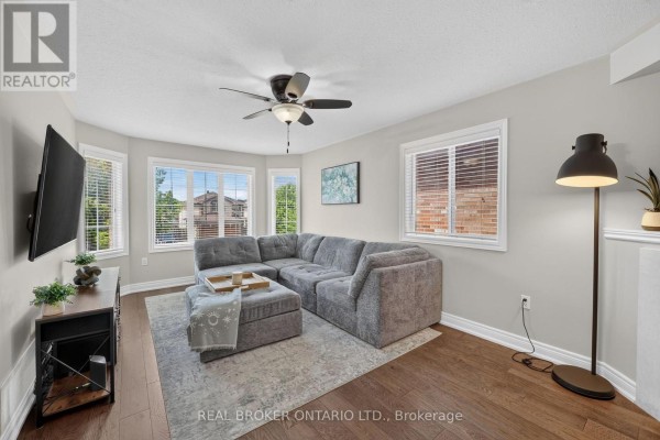 35 Bloom Crescent, Barrie, ON L4N0S8 Photo 4
