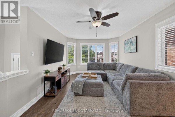 35 Bloom Crescent, Barrie, ON L4N0S8 Photo 5