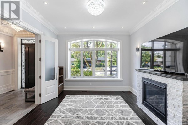 Family room - 35 Burnelm Drive, Toronto, ON M9B4N2 Photo 5