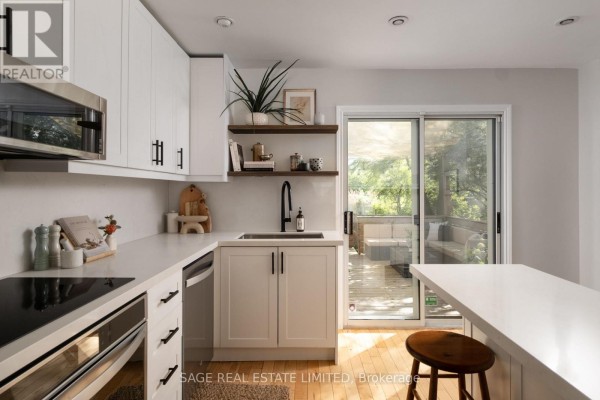 Kitchen - 35 Chapman Avenue, Toronto, ON M4B1C4 Photo 3