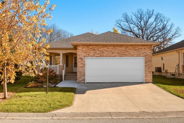 35 Country Villa Boulevard, East St Paul