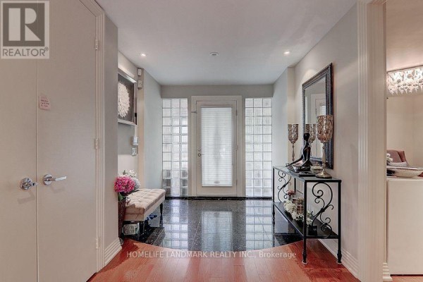 Living room - 35 Gardiner Road, Toronto, ON M5P3B6 Photo 4