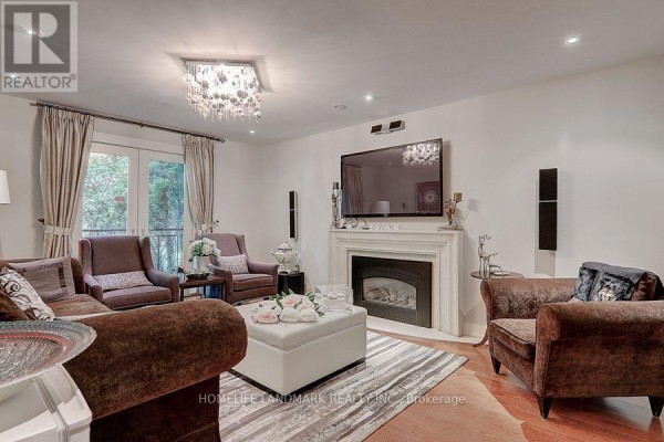 Kitchen - 35 Gardiner Road, Toronto, ON M5P3B6 Photo 5