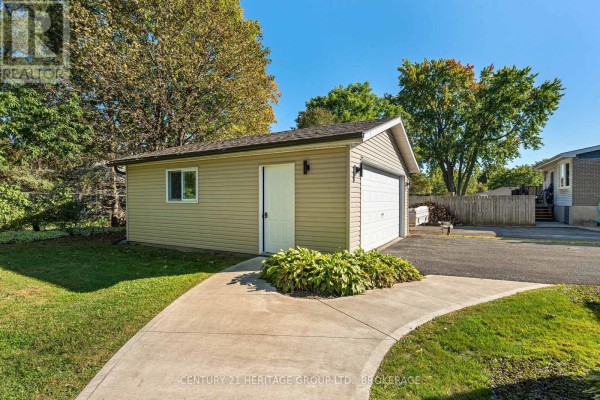 Kitchen - 35 Loyalist Avenue, Loyalist, ON K7N1K5 Photo 4