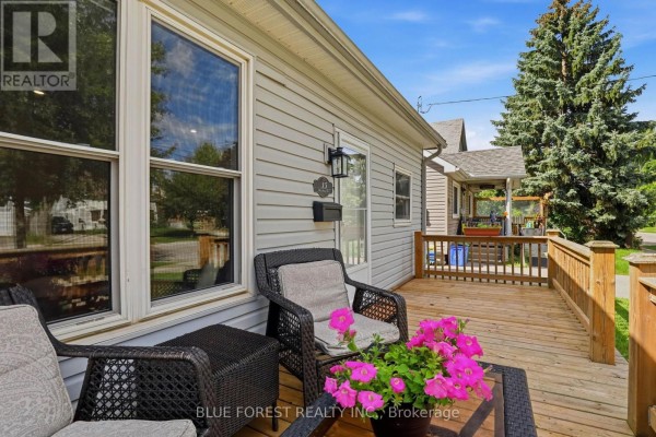 Kitchen - 35 Mackay Avenue, London South, ON N6J2V1 Photo 5