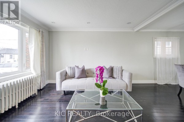 Living room - 35 Montcalm Avenue, Toronto, ON M6E4N2 Photo 3