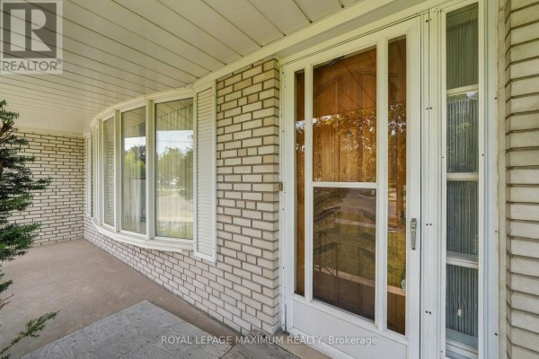 Living room - 35 Norfield Crescent, Toronto, ON M9W1X5 Photo 5
