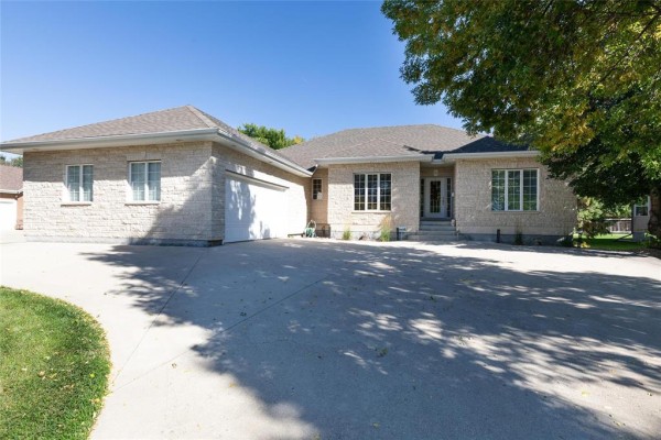 Great room - 35 Old Orchard Road, East St Paul, MB R2E0L4 Photo 3