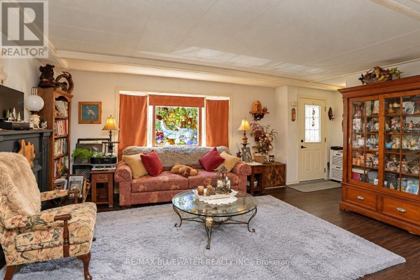 Interior entryway with a white door, wood coat rack, and decorative items. - 35 Pebble Beach Parkway, South Huron