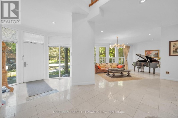 35 Penwood Crescent, Toronto, ON M3B3B1 Photo 3