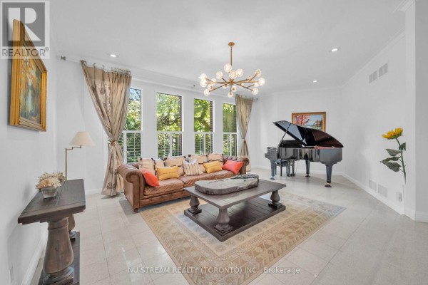 35 Penwood Crescent, Toronto, ON M3B3B1 Photo 4