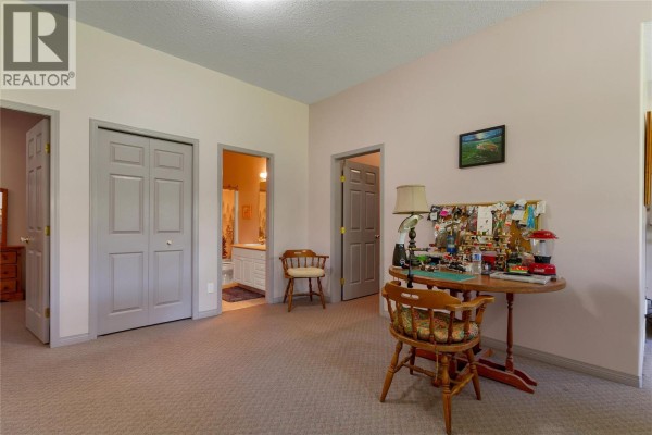 Full bathroom - 35 Peregrine Way, Vernon, BC V1H1E4 Photo 4