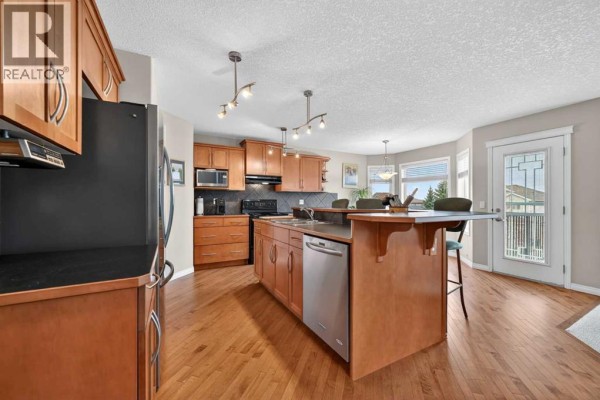 2pc Bathroom - 35 Rockyledge Rise Nw, Calgary, AB T3G5N1 Photo 5