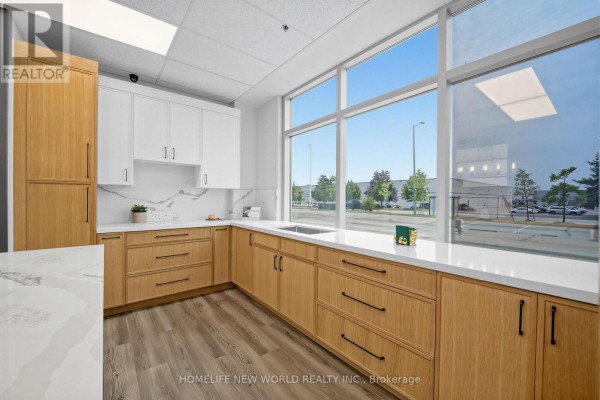 35 Royal Group Crescent, Vaughan, ON L4H1X9 Photo 4