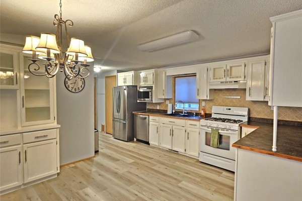 Family room - 35 Village Drive, Ste Anne, MB R5H1H4 Photo 3