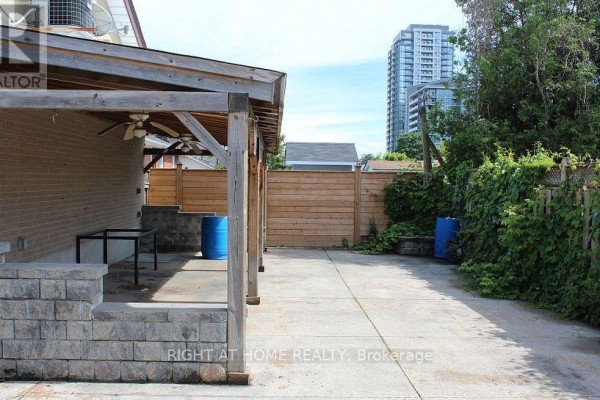 35 Warnica Avenue, Toronto, ON M8Z1Z5 Photo 4
