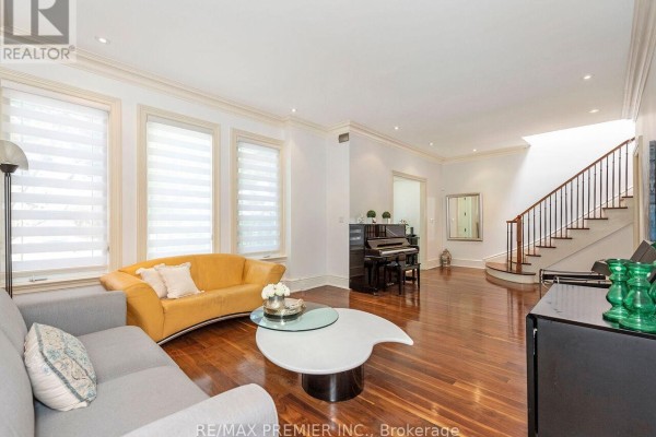 Eating area - 35 Yorkdale Crescent, Toronto, ON M9M1C2 Photo 5