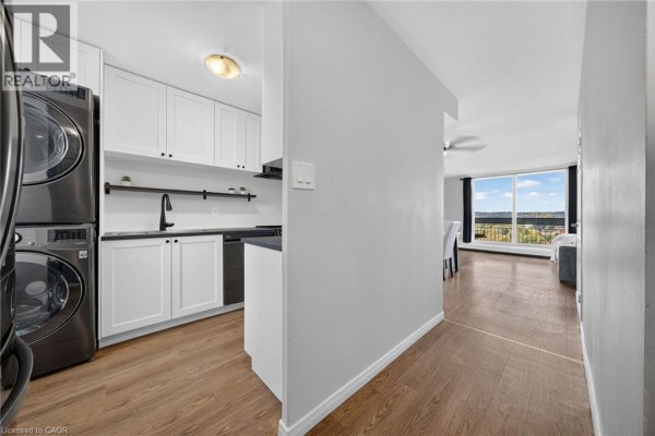Living room/Dining room - 350 Quigley Road Unit# 849, Hamilton, ON L8K5N2 Photo 4