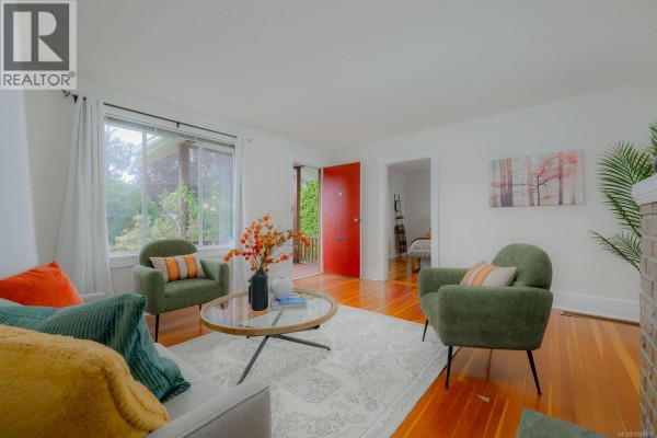 350 Vincent Ave, Saanich, BC, photo 2