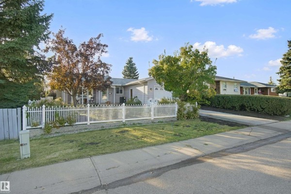 Kitchen - 3508 106a St Nw, Edmonton, AB T6J1A8 Photo 3