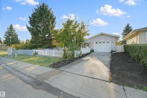 Family room - 3508 106a St Nw, Edmonton, AB T6J1A8 Photo 4