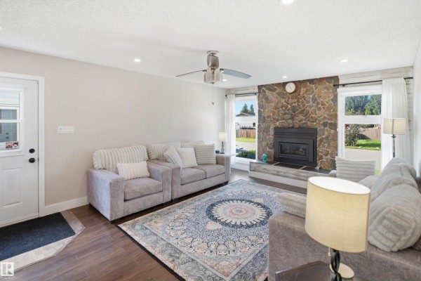 Family room - 3515 20 Ave Nw, Edmonton, AB T6L3E2 Photo 4