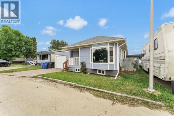 Living room - 352 Cornell Crescent Sw, Medicine Hat, AB T1A7Z3 Photo 3