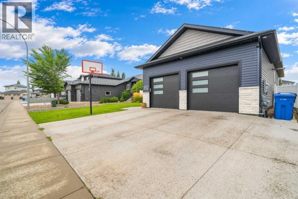 4pc Bathroom - 352 Somerside Crescent Se, Medicine Hat, AB T1B0N3 Photo 4