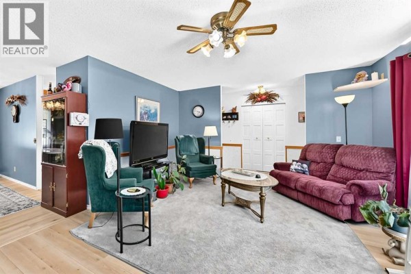 Primary Bedroom - 3528 50 Avenue, Innisfail, AB T4G1J1 Photo 4