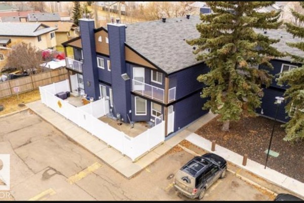 Primary Bedroom - 3530 42 St Nw, Edmonton, AB T6L5A1 Photo 4