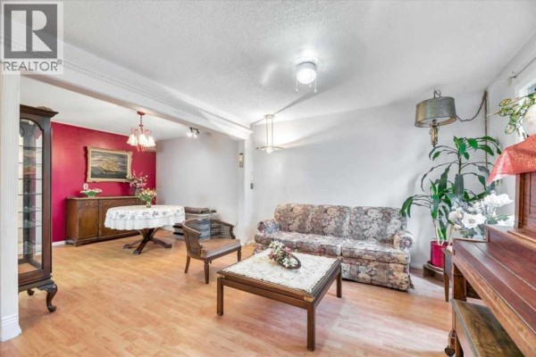 Kitchen - 3531 42 Street Ne, Calgary, AB T1Y4S5 Photo 3