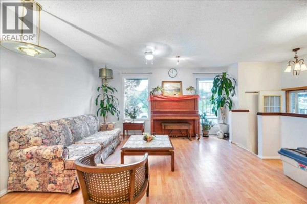 Bedroom - 3531 42 Street Ne, Calgary, AB T1Y4S5 Photo 5