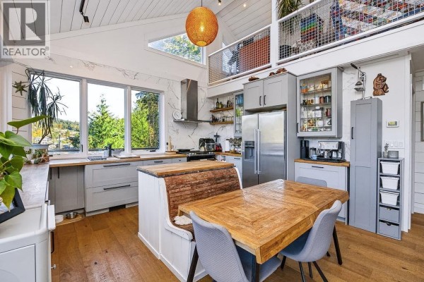 354 Headlands Road, Gibsons, BC V0N1V8 Photo 4