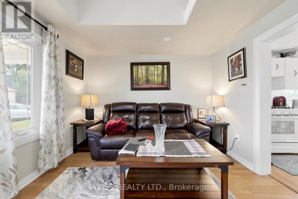 Family room - 354 Verdun Road, Oshawa, ON L1H5T5 Photo 4