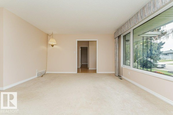 Kitchen - 3543 106a St Nw, Edmonton, AB T6J1A7 Photo 3