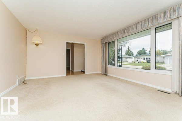 Family room - 3543 106a St Nw, Edmonton, AB T6J1A7 Photo 4