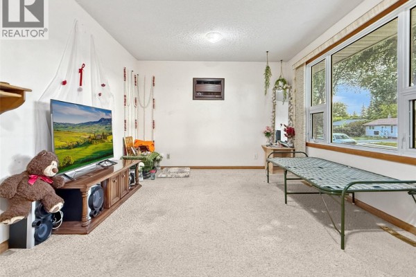 Living room - 355 3rd Avenue Se, Swift Current, SK S9H3K6 Photo 4