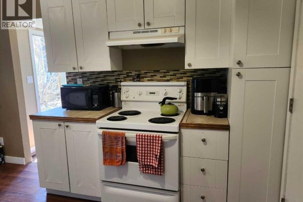 Primary Bedroom - 355 4 Street W, Drumheller, AB T0J0Y3 Photo 5