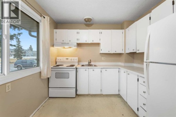 Kitchen - 355 Georgian Villas, Calgary, AB T2A7C7 Photo 2