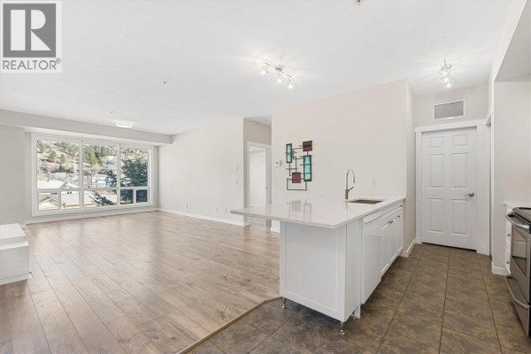 Kitchen - 3550 Woodsdale Road Unit# 303, Lake Country, BC V4V1Y9 Photo 4