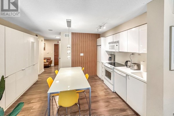 Primary Bedroom - 356 - 10 Capreol Court, Toronto, ON M5V4B3 Photo 4