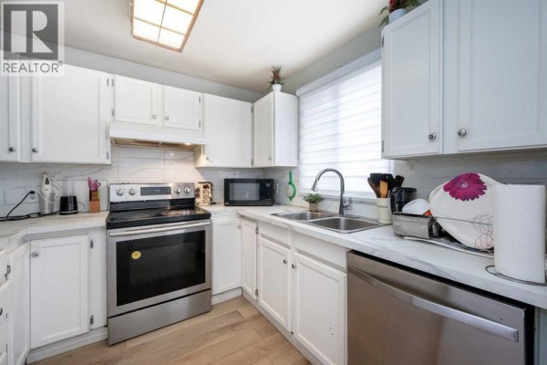 Kitchen - 356 Falmere Road Ne, Calgary, AB T3J2Z4 Photo 3